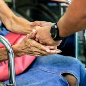Illustration d'une visite solidaire auprès d'une personne âgée, photo d'illustration et non de l'événement